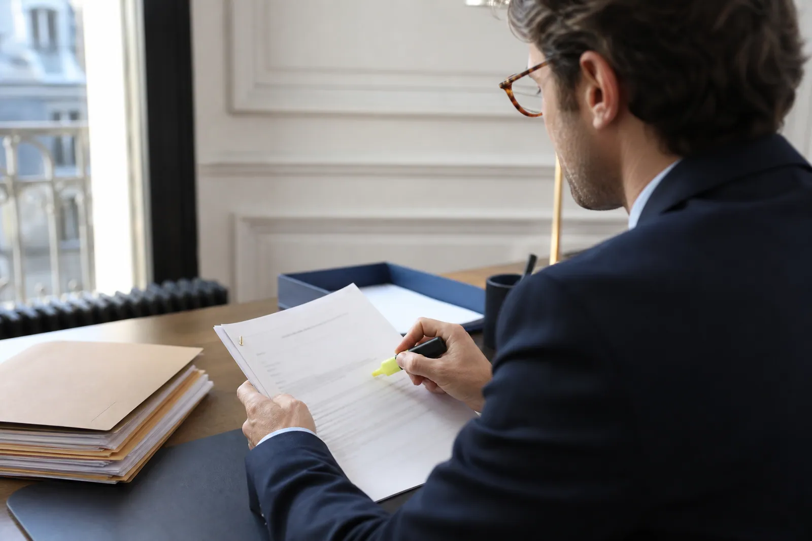 Revue d’un dossier fiscal au surligneur