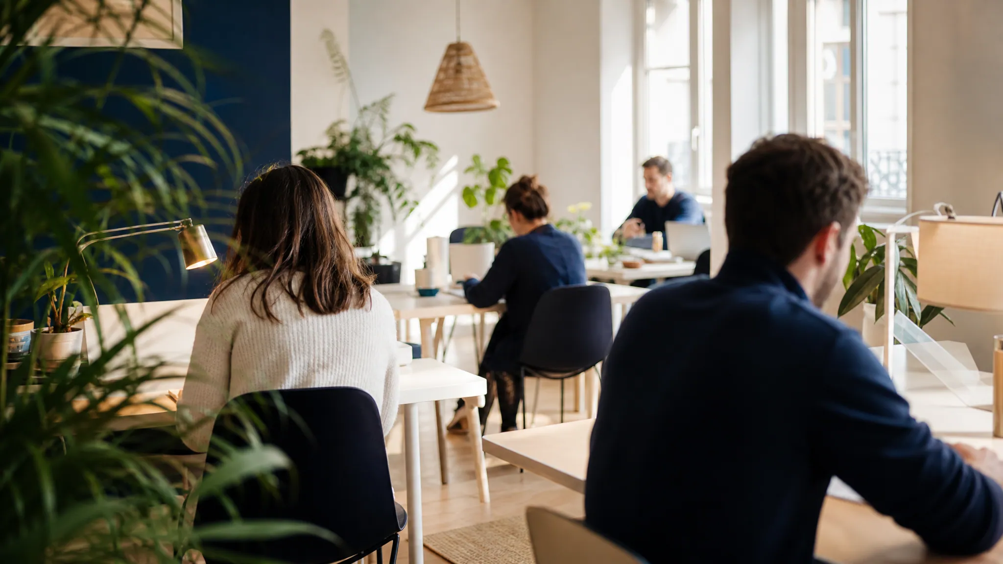 Ambiance de travail au cabinet : une petite équipe au travail dans la lumière d’un bureau