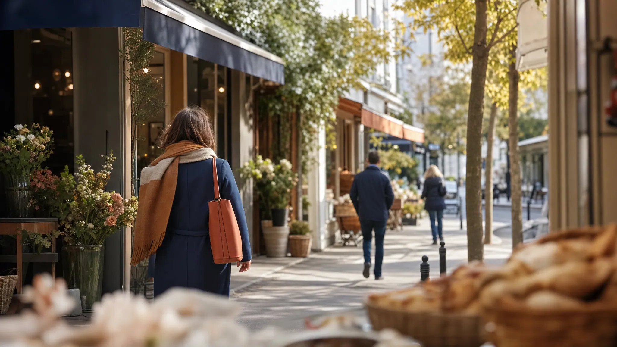 Une rue commerçante de proximité du Val-d’Oise, sous une lumière douce