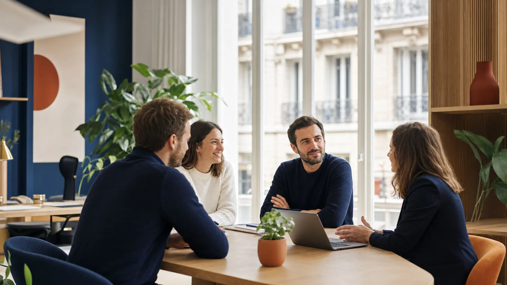 Équipe du cabinet Emet Expertise en échange autour d’une table de travail, dans des bureaux clairs