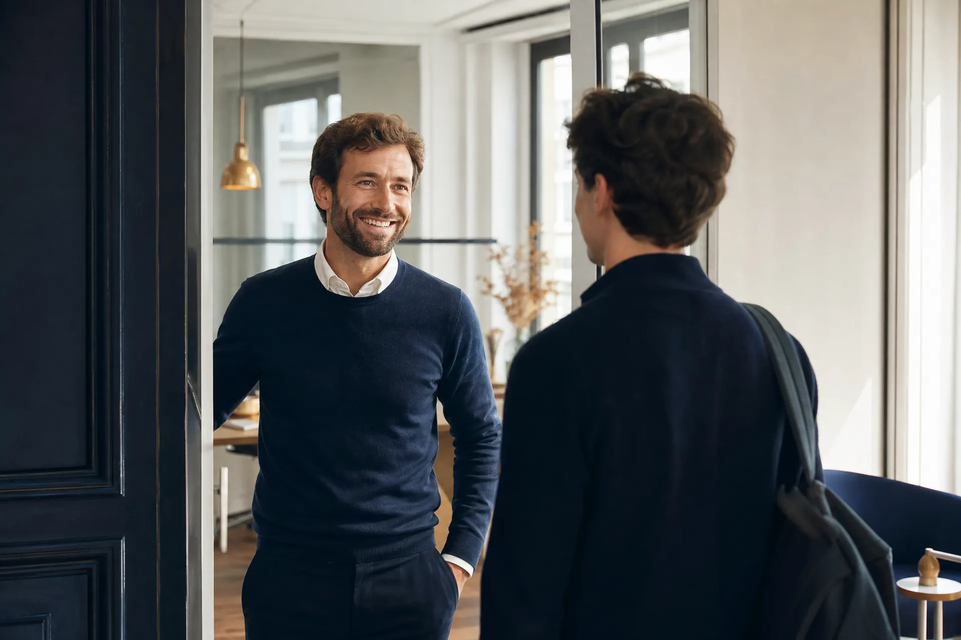 Un conseiller et un employeur examinent ensemble un contrat de travail, illustrant la mise en place du suivi social