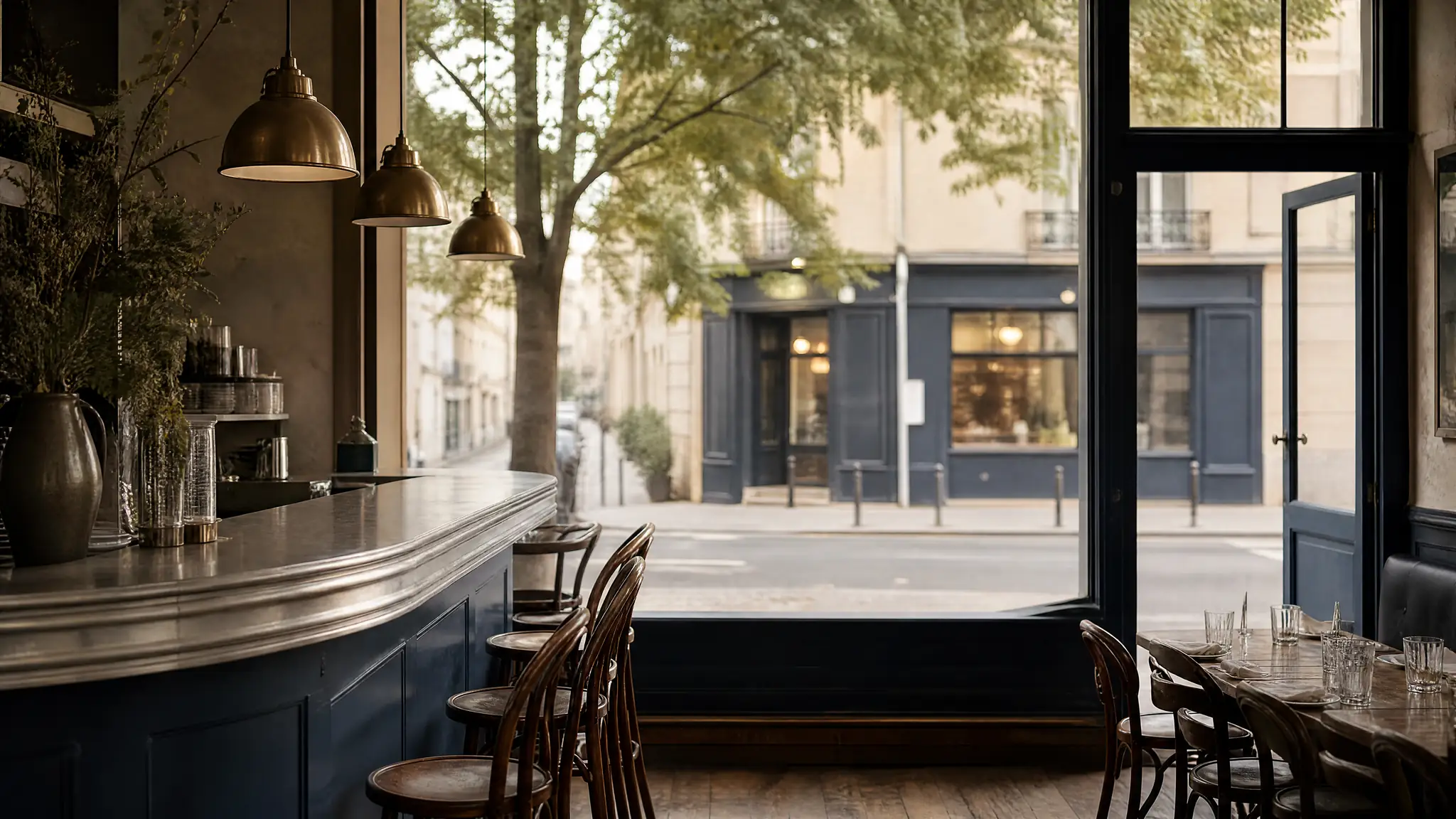Vue depuis l’intérieur d’un restaurant de quartier vers une rue bordée d’arbres en Île-de-France
